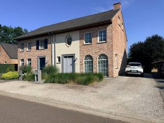 <br /><br />Deze prachtig afgewerkte woning bevindt zich op de Heksenheide in Kuringen, een aangename woonwijk waar het bijzonder rustig wonen is.<br /><br />Dankzij de gunstige ligging bevindt het centrum van Hasselt zich bovendien op fietsafstand. De modern-rustieke stijl waarin de woning werd afgewerkt en ingericht geeft het geheel een warme en luxueuze uitstraling.<br /><br />De grootste troeven van deze parel?
<ul>
	<li>De grote tuin waar je geniet van rust en privacy</li>
	<li>De ruimte en het aangename wooncomfort in de woning</li>
	<li>De recent vernieuwde badkamer en cv-ketel</li>
</ul>
Op de gelijkvloerse verdieping komen we binnen in de inkomhal met gastentoilet. Van hieruit bereiken we de ruime leefruimte en de gerieflijke keuken. Daarnaast is er op het gelijkvloers nog een praktische bergplaats voorzien.<br /><br />In de tuin werd een mooi terras aangelegd, waar je heerlijk kan ontspannen en genieten van de rustige omgeving. Daarnaast is er reeds bekabeling voorzien voor het gebruik van een robotmaaier, wat het onderhoud van de tuin extra comfortabel maakt.<br /><br />Via de trap bereiken we de eerste verdieping. Hier bevinden zich drie slaapkamers, een apart toilet en de badkamer. De badkamer werd recent vernieuwd en is uitgerust met een dubbele lavabo, een douche en een ligbad.<br /><br />Word jij de nieuwe bewoner van deze prachtige woning? Surf naar www.vdv-vanderveken.be, kies bij “TE HUUR” voor dit pand en vul de kandidatenfiche in (klik in het gouden balkje op “Ik wil dit pand graag huren!”). Wij contacteren je voor een afspraak! 