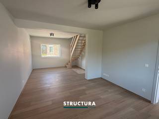 BEZOEKEN ZIJN ENKEL IN TE PLANNEN ONLINE VIA ONZE WEBSITE www.structura.bePrachtige energiezuinige woning TE HUUR in een rustige straat te...