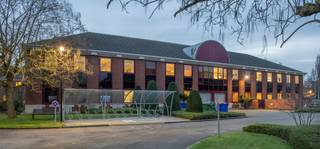 !! INVESTERINGSOPPORTUNITEIT !! Fantastisch gelegen verhuurde kantoor-/polyvalente ruimte met een totale oppervlakte van 2.000 m² te koop op slechts...