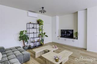 Welkom in dit volledig vernieuwde en modern ingericht appartement op een zeer rustige ligging in Wilrijk! Met een bewoonbare oppervlakte van 86 m² geniet u hier van comfort, stijl en energiezuinig wonen.Het appartement beschikt over twee ruime slaapkamers, beide met praktische ingemaakte kasten. De lichtrijke woonkamer met knappe vloer sluit naadloos aan op de open, volledig uitgeruste keuken met eiland in zwarte natuursteen – ideaal voor wie houdt van een moderne en gezellige leefruimte.De badkamer is strak en functioneel afgewerkt. Extra troeven zijn de aanwezige airconditioning, het energiezuinige karakter en de lage algemene kosten.Achteraan op het ruim terras geniet u in alle rust van het mooie uitzicht.Gelegen in een rustige en gegeerde buurt, met vlotte verbindingen en alle voorzieningen in de nabijheid.bijzonderheden:- kleinschalig gebouw en lage algemene kosten (geen lift),- volledig vernieuwd in 2025 met knappe materialen (ingemaakte kasten, airco's....),- zeer goede, rustige ligging vlakbij winkels, scholen, parken en verschillende uitvalswegen,- goede energie-efficiëntie en elektriciteit conform,- knap terras met mooi, rustig uitzicht.Mogelijkheid tot aankoop van een garagebox aan €23.000.Ideaal voor starters, koppels of kleine gezinnen die op zoek zijn naar een instap klaar appartement op knappe ligging met hedendaags comfort! contacteer ons nu voor één van onze eerste bezoekmomenten