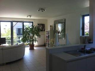 Prachtig appartement op 1ste verdieping nabij centrum. Door de halfopen bebouwing geniet dit appartement van veel licht. Living met balkon aan...