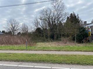 <p>Opp.: 1.440m²<br />Breedte: 35,08m<br />Oriëntatie: ZO<br /><br /><strong>Gelegen langsheen de gewestweg N14 ( Langestraat ) te Zandhoven met zeer ruime bouwvoorschriften.</strong><br /><strong>Geschikt voor de bouw van een open bebouwing als woonst in combinatie met kantoor, vrij beroep of dienstverlening.</strong><br /><br /><span>Bouwvoorschriften:<br /></span>Max. bebouwde opp.: 460m² (met een max. van 230m² als nevenfunctie - max. 50%)<br />Max. gevelbreedte: 23m<br />Max. bouwdiepte: 20m</p>
<p>Max. kroonlijsthoogte: 7m<br />Max. nokhoogte: 11,5m<br />Dakvorm: plat of schuin dak met een max. helling van 60°<br /><br />Bijgebouw: max. 43m²<br />In de voortuinstrook zijn bezoekersparkeerplaatsen toegelaten. <br /><br />Openbaar vervoer en winkels op wandelafstand. <br />Op enkele minuten van oprit E34 en oprit E313.<br /><br />Bouwvoorschriften te verkrijgen via mail.</p>