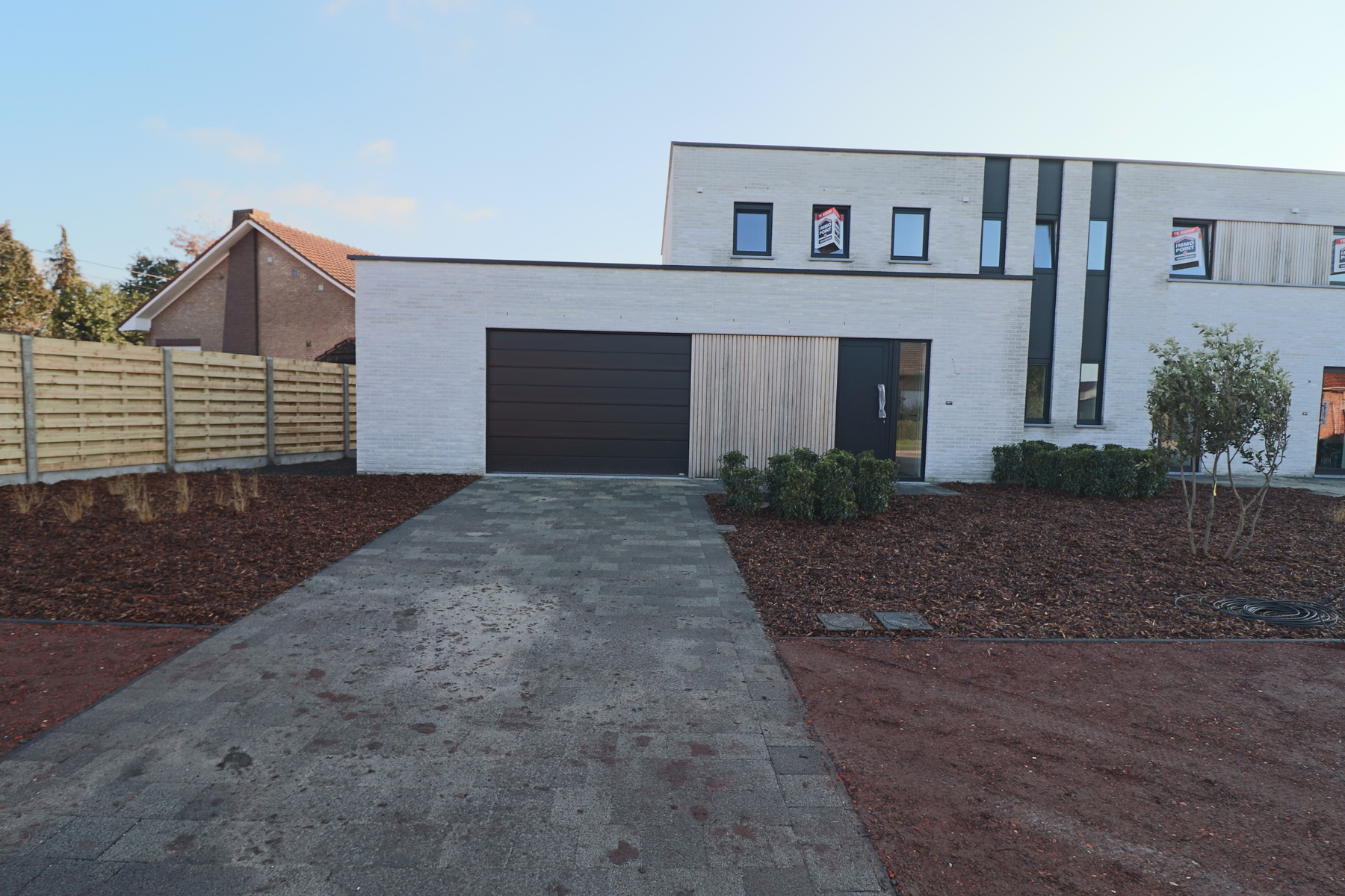 Halfopen woning met 3 slaapkamers en inpandige garage. - foto 1
