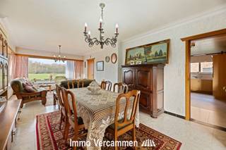 <p><span>SPACIEUSE MAISON FAMILIALE AVEC BEAUCOUP DE POTENTIEL DANS LE BOOISCHOT</span></p><p><span> </span></p><p><span>Bienvenue dans cette charmante maison familiale située dans le quartier calme de Booischot. Cette propriété offre une base solide pour une famille grandissante avec quatre chambres spacieuses réparties sur deux étages. Avec une surface habitable de 224 mètres carrés sur un terrain de pas moins de 1420 mètres carrés, cette propriété dispose d'un potentiel considérable d'expansion et de développement.</span></p><p><span> </span></p><p><span>Le rez-de-chaussée présente un agencement bien organisé avec un salon, une salle à manger, une cuisine et des particularités telles qu'un spacieux jardin d'hiver donnant sur l'environnement rural. Les espaces de vie ensoleillés offrent de belles vues sur le paysage verdoyant. La cuisine est équipée de façon pratique et dispose de tous les éléments nécessaires à la vie quotidienne. Un intéressant jardin d'hiver ajoute un confort supplémentaire et crée un lien agréable avec l'espace extérieur.</span></p><p><span> </span></p><p><span>Le premier étage abrite quatre chambres de tailles différentes, dont l'une peut faire office de chambre principale avec une salle de bains attenante. Cet espace permet à plusieurs générations ou à une grande famille de vivre confortablement.</span></p><p><span> </span></p><p><span>La salle de bains unique est entièrement carrelée et équipée des commodités habituelles. La propriété dispose également d'un garage, idéal pour abriter les véhicules et pour le stockage.</span></p><p><span> </span></p><p><span>La cour spacieuse offre de nombreuses possibilités. Un jardin paysager entoure la maison, et la grande surface de terrain permet d'envisager des projets futurs, ou de profiter d'un espace vert.</span></p><p><span> </span></p><p><span>Cette propriété est en état d'occupation et malgré ses années, elle respire le caractère et l'authenticité. Avec son emplacement pratique, son terrain spacieux et son agencement polyvalent, il s'agit d'une opportunité intéressante pour ceux qui recherchent de l'espace et des possibilités dans un environnement rural.</span></p><p><span> </span></p><p><span> </span></p><p><span>Maison familiale étonnamment spacieuse avec beaucoup de potentiel, idéalement située à Booischot.</span></p><p><span> </span></p><p><span>Vous êtes à la recherche de la maison familiale idéale avec tout l'espace et le confort nécessaires ? Alors cette belle maison dans la campagne de Booischot est exactement ce que vous cherchez ! Située sur un terrain spacieux de pas moins de 1420 m², cette propriété offre de nombreuses possibilités pour la vie intérieure et extérieure.</span></p><p><span> </span></p><p><span>Avec un espace de vie étonnamment spacieux et un agencement fonctionnel, cette maison dispose d'un salon extrêmement spacieux qui est parfait pour des soirées agréables avec la famille et les amis. A travers le salon, vous pouvez accéder à l'espace bureau et à la cuisine qui s'ouvrent ensuite sur une agréable véranda, où vous pouvez profiter de la verdure qui entoure la maison. Le hall d'entrée au premier étage donne accès à deux chambres spacieuses et à une salle de douche avec toilettes. Une deuxième salle de bains se trouve au rez-de-chaussée. À l'arrière de la propriété, vous trouverez deux garages, qui non seulement offrent un espace de stockage supplémentaire, mais constituent également un endroit idéal pour vos véhicules.</span></p><p><span> </span></p><p><span>La situation centrale d'Onze-Lieve-Vrouw-Waver permet de rejoindre facilement les villes environnantes telles que Malines, Lier, ainsi que les grandes villes telles que  Anvers, Bruxelles et Louvain, aussi bien en voiture qu'en transports en commun. </span></p><p><span>Vous êtes intéressé ? Contactez-nous et prenez rendez-vous pour une visite : 015/755 444 ou <span>info@immovercammen.be</span></span><span> </span></p><p><span> </span></p><p><span>Obligation de rénovation EPC : dans les 5 ans après l'achat = rénovation obligatoire jusqu'à l'étiquette D ou mieux.</span></p><p><span> </span></p>