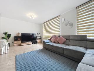 Centraal gelegen meergezinswoning aan Gent-Dampoort, bestaande uit twee appartementen.<br /><br />Het gelijkvloers appartement omvat een lichtrijke leefruimte met eet- en zithoek, een uitgeruste keuken, een badkamer (inloopdouche, lavabomeubel en toilet), twee slaapkamers en een terras met stadstuin.<br /><br />Op de eerste verdieping bevindt zich het tweede appartement, ingedeeld met een ruime en lichtrijke leefruimte, ingerichte keuken, badkamer (douche, lavabomeubel en toilet), twee slaapkamers en een luik naar de zolder.<br /><br />Extra troeven:<br />
<ul>
<li>Energiezuinig (Label B)</li>
<li>Conforme keuring elektriciteit</li>
<li>Overal dubbele beglazing en centrale verwarming op gas</li>
<li>Onmiddellijk verhuurrendement</li>
<li>Sublieme ligging nabij Gent-Dampoort</li>
<li>Dicht bij scholen, winkels en openbaar-vervoer</li>
<li>Goeie verbinding voor invalswegen</li>
<li>Instapklaar</li>
</ul>
Deze woning is te koop ZONDER makelaar via het concept van Smart Houses! Wenst u verdere inlichtingen of een bezoek? Contacteer rechtstreeks de eigenaar via 0479/38.00.55