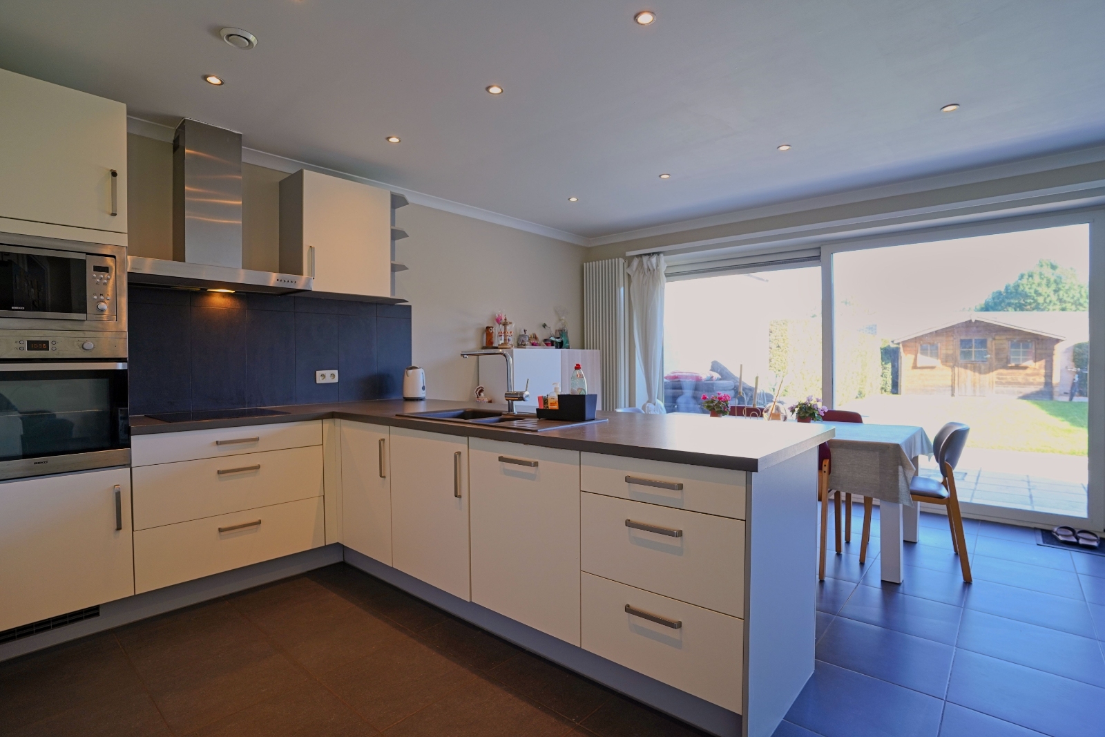 Ruim gelijkvloers appartement met 3 slaapkamers, tuin, terras en inpandige garage - foto 4