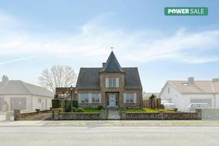 Dit charmant te renoveren huis in de Astridlaan te Assebroek biedt een unieke kans voor wie op zoek is naar comfortabel wonen met uitbreidingsmogelijkheden. De woning bevindt zich op een vlot bereikbare locatie, dicht bij winkels, scholen en belangrijke invalswegen richting Brugge en omliggende gemeenten.Bij het betreden van de woning valt meteen het praktische karakter op: alle ruimtes bevinden zich op het gelijkvloers, wat zorgt voor optimaal wooncomfort en een toegankelijke indeling. De lichtrijke leefruimte sluit mooi aan op de andere woonvertrekken en creëert een aangename sfeer waarin het heerlijk vertoeven is.Het huis beschikt bovendien over een ruime zolderverdieping die tal van mogelijkheden biedt. Wie extra slaapkamers, een hobbyruimte of een bureau wenst te creëren, kan deze ruimte eenvoudig omvormen naar eigen wensen en noden. Een bijkomende troef is de aanwezige garage, die zorgt voor extra comfort en praktische bergruimte. Indeling: - Inkomhal - Gastentoilet- Leefruimte - Keuken- Aparte inkomhal- Berging- Slaapkamer 1 (17 m²) - Slaapkamer 2 (10 m²) - Slaapkamer 3 (11,5 m²) - Badkamer- GarageZolderruimte bereikbaar via vaste trap (mogelijkheid tot extra kamers) De eigendom wordt aangeboden via de Power-sale formule. Van 27/03/2026 om 16:00 tot 22/04/2026 om 18:00 kan u de woning op afspraak komen bezichtigen en een bod uitbrengen. De vermelde prijs is een instelprijs. Voor meer info, gelieve contact op te nemen met de dossierverantwoordelijke.