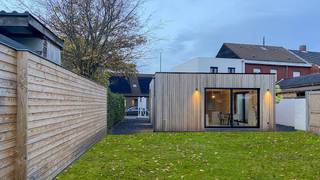 Ce bâtiment mitoyen, entièrement rénové en 2024, est situé sur un terrain spacieux de 1240 m².Nous entrons dans la maison par le mur latéral où...