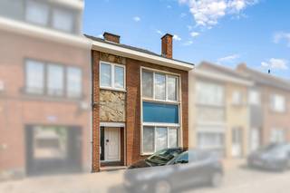 Goed onderhouden gezinswoning met een riante tuin gelegen op 4a12ca aan de rustige stadsrand van het historische Tongeren. Van hieruit bereik je...