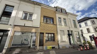 <p><span>Deze woning met veel mogelijkheden in het hart van Antwerpen biedt u een unieke kans om stedelijk wonen te combineren met een warme, knusse sfeer. Met een bewoonbare oppervlakte van 112m² beschikt deze woning over twee ruime slaapkamers en één badkamer, het is mogelijk om 3/4 kamers te creëren </span></p><p><span>Bij binnenkomst treft u een uitnodigende leefruimte met authentieke houten balken en een karaktervolle spiraaltrap. De woonkamer biedt voldoende ruimte om een gezellige zithoek te creëren. De keuken, voorzien van houten kastjes en ingebouwde apparaten, biedt veel potentieel om omgetoverd te worden in een moderne kookomgeving.</span></p><p><span>De badkamer is efficiënt ingedeeld en functioneel. Beide slaapkamers zijn ruim en bieden veel natuurlijk licht, dankzij de grote ramen. De zolderruimte, bereikbaar via een houten trap, biedt extra ruimte die geoptimaliseerd kan worden naar uw noden, of het nu gaat om een extra slaapkamer, kantoor of hobbyruimte.</span></p><p><span>Deze woning heeft geen eigen garage, maar is gunstig gelegen in de nabijheid van openbare parkeerplaatsen en vervoer. Perfect voor wie op zoek is naar een startwoning of een investeringsmogelijkheid in een bruisende stad.</span></p><p><span>Gunstig EPC, recente condensatie gasketel en dak vernieuwd in 2012 met 10cm isolatie.</span></p><p><span>Ruime droge kelder met degelijke vrije hoogte met aansluiting was/droog.</span></p><p><span>Ervaar het stadsleven met comfort en stijl in deze veelbelovende woning!</span></p><p><span>Benieuwd? Maak snel uw afspraak op www.immodelaet.be of op 036440088</span></p>