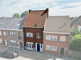 <p><span><strong><span>Woning met 4 SLPK, Tuin, Garage én mooi renovatiepotentieel!</span></strong><br /><br />Op zoek naar een ruime woning die u volledig naar eigen smaak en wensen kunt renoveren? Deze stevige gesloten bebouwing combineert een <strong>bijzonder ruime woonoppervlakte</strong> met <strong>een inpandige garage</strong>, <strong>een aangename tuin</strong> en <strong>een uitstekende ligging</strong> aan de stadsrand.</span></p>
<p><span>Via de <strong>ruime inkomhal </strong>betreedt u de woning. Vooraan bevindt zich de inpandige garage, terwijl de achterliggende, <strong>bijzonder ruime leefruimte geniet van een mooi zicht richting het terras en de tuin</strong>. Aansluitend bevindt zich de <strong>keuken, die momenteel voorzien is van een spoelbak en enkele ingemaakte kasten</strong>. <strong>Een afzonderlijk toilet</strong> vervolledigt het gelijkvloers.</span></p>
<p><span>Achteraan bevinden zich bovendien nog <strong>twee praktische buitenbergingen</strong>, ideaal voor fietsen, tuinmateriaal en extra stockage.</span></p>
<p><span>Op de <strong>eerste verdieping</strong> bevinden zich <strong>twee mooie en ruime slaapkamers</strong>. Beide kamers staan in verbinding met <strong>de badkamer, die momenteel uitgerust is met een lavabo en ligbad</strong>.</span></p>
<p><span><strong>Via een vaste trap bereikt u de zolderverdieping</strong>. Deze is reeds ingedeeld in <strong>twee zolderkamers en een bijkomende zolderruimte</strong>. Mits verdere afwerking biedt deze verdieping bovendien de <strong>mogelijkheid om een volwaardige vijfde slaapkamer te creëren</strong>.</span></p>
<p><span>Deze woning biedt dankzij haar </span><strong><span>ruime indeling, inpandige garage, tuin en uitbreidingsmogelijkheden</span></strong><span> bijzonder veel renovatiepotentieel. Ideaal voor wie op zoek is naar <strong>een ruime gezinswoning </strong>en graag zelf de handen uit de mouwen steekt om van deze woning een echte thuis te maken.</span></p>
<p><span><strong>Ook de ligging is een absolute troef</strong>. Gelegen aan de stadsrand en op korte afstand van het centrum, bevinden winkels, scholen, horeca, openbaar vervoer en belangrijke invalswegen zich op wandelafstand of in de onmiddellijke omgeving.</span></p>
<p><strong><span>Een ruime woning met tuin en garage, op een uitstekende ligging en met tal van mogelijkheden voor wie op zoek is naar een renovatieproject met potentieel!<br /><br /></span></strong>Voor meer info en/of een bezoek, contacteer uw vastgoedkantoor KURTIMMO via 0476/076993 OF info@kurtimmo.be!</p>