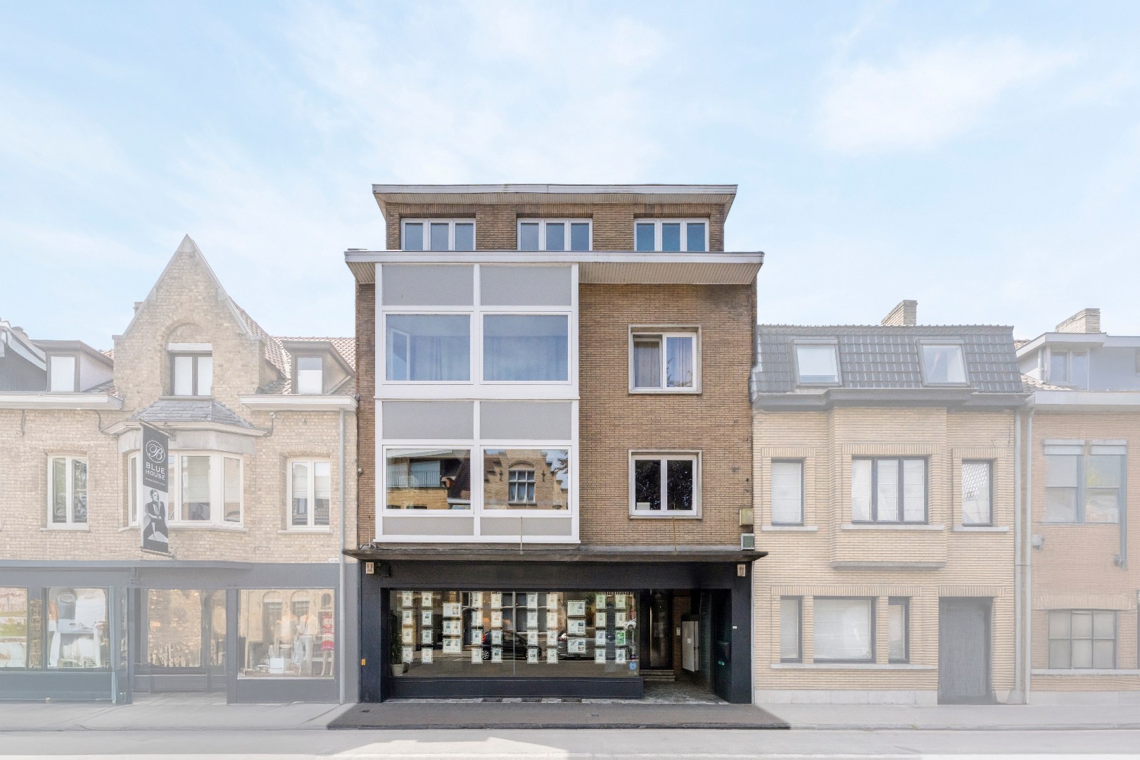 Karaktervol pand met tal van mogelijkheden in hartje Diksmuide te koop! - foto 1