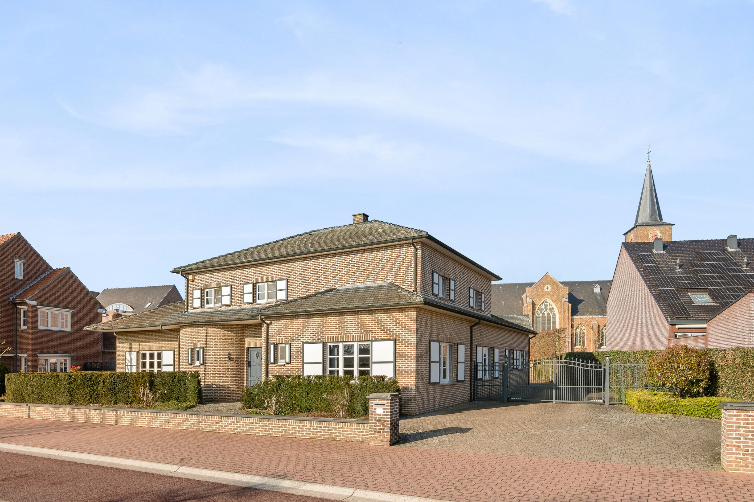 Stijlvolle villa van +-337m² op een top locatie te Kinrooi op een terrein van 1348m². - foto 2
