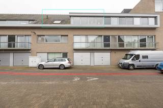 Op de tweede verdieping van Residentie Gezelle kunt u dit instapklaar appartement terugvinden.<br />Het appartement heeft een bewoonbare oppervlakte van 62 m².<br />Het gebouw beschikt over een gemeenschappelijke fietsenberging.<br /><br />Omwille van zijn centrumligging zijn tal van voorzieningen zoals bakkers, horeca, openbaar vervoer, school, ... gelegen op wandelafstand.<br /><br />Indeling: Inkomhal - woonkamer met centrale verwarming gas - open ingerichte keuken met inductie koken, oven, koelkast, spoelbak, dampkap - kleine bergruimte met aansluiting wasmachine - via sas naar gastentoilet - ingerichte badkamer met douche en lavabo meubel - 1 grote slaapkamer met centrale verwarming gas.<br /><br />Algemeen:<br />- EPC 163 - label B<br />- Blanco bodemattest<br />- Elektrische keuring: in aanvraag<br />- Videofoon aanwezig<br />- Geen terras aanwezig<br />- Parkeergelegenheid in de straat<br />- Momenteel verhuurd<br />- Vg, Wg, Gmo, Gvkr, Gvv