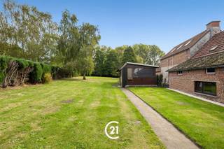 <p>Te renoveren woning op een ruim perceel van 2.220 m²</p><p>Deze te renoveren woning aan de Sint-Rochuswegel in Gavere biedt u de mogelijkheid om een eigendom volledig naar eigen wensen en smaak te vernieuwen.  In de rustige omgeving van Gavere, woont u hier in een groene en aangename setting, terwijl het centrum en de nodige dagelijkse voorzieningen vlot bereikbaar zijn.<br />Dit pand is gelegen op een ruim perceel en beschikt bovendien over een afzonderlijke garage.</p><p>De woning omvat een leefruimte, aparte keuken, badkamer en drie slaapkamers. De huidige indeling biedt een goede basis voor een grondige renovatie en laat toe om de woning aan te passen aan uw hedendaagse woonwensen.</p><p>Een interessante opportuniteit voor wie zijn eigen woondroom wil realiseren in een rustige en groene omgeving.<br />Ontdek zelf de mogelijkheden van deze eigendom en laat u verrassen door de ruimte en het potentieel, tijdens de openkijkdag op zaterdag 10/10.<br /> </p>