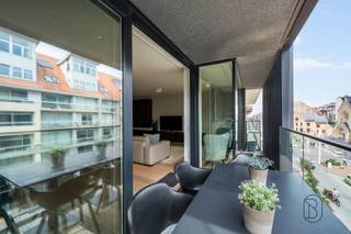 For sale: a recently renovated, spacious 2-bedroom apartment with a lovely south-facing terrace, in a prime location in Nieuwpoort. Located on the third floor of a recently built residence, this modern, move-in-ready apartment offers optimal living comfort thanks to its sunny location, spacious layout, and high-quality finishes. It features 2 bedrooms, a shower room and a bathroom, a south-facing terrace, and 2 storage rooms. What makes this property unique?Through the spacious entry hall with a guest restroom, you enter the light-filled living area, which opens onto the fully equipped, open-concept luxury kitchen with a practical storage room. There is also an extra-spacious storage room. The apartment features two full-sized bedrooms, one with built-in closets and one with an en suite shower room. Both bedrooms are equipped with electric blackout screens. There is an additional sleeping area, ideal as a guest room or children’s room. The apartment also features a bathroom with a bathtub and sink, as well as a sunny indoor terrace.The furniture can be included in the sale if desired. An underground garage space is available for purchase. Who is this ideal for?Ideal as a primary residence, second home, or investment for anyone looking for a spacious, light-filled, move-in-ready apartment with extra space and an excellent location.For sale through Immo Beguin, your real estate expert since 2009, with offices in Ronse, Waregem, Kortrijk, Deinze, Tournai, and Lessines.