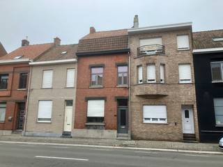 Grote woning om goede verbindingsweg...<br /><br />Via de inkomhal met apart toilet, komen we in de leefruimte. Deze ruimte is opgedeeld in verschillende ruimtes, nl: voorplaats, middenplaats, keukenruimte en achteraan extra leefruimte met zicht op tuin en terras.<br />Op het gelijkvloers is er eveneens een praktische badkamer en een CV-berging aanwezig.<br />Op de eerste verdieping zijn 2 grote slaapkamers ingedeeld en toegang tot de geïsoleerde zolder.<br /><br />Achter de woning is een diepe tuin met tuinberging en een garage met uitweg aan de achterzijde.<br /><br />De woning ligt op een belangrijke invalsweg van Menen naar Geluwe, van waaruit openbaar vervoer, winkels en scholen gemakkelijk bereikbaar zijn.
