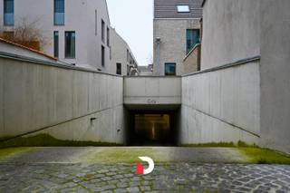 Op zoek naar een veilige en comfortabele parkeerplaats in het centrum van Brugge? In het ondergrondse complex van Gulden Roos, gelegen aan de Simonne Danneelstraat, bieden we nog enkele parkeerplaatsen te koop aan.<br />De parking is eenvoudig te bereiken via de inrit aan het Rozendal en dankzij de uitrit via de Groenestraat ben je in een mum van tijd op de Gulden-Vlieslaan, waardoor je vlot alle richtingen uit kunt.<br />Dankzij het doordachte circulatieplan rijd je moeiteloos in en uit, zonder stress en met voldoende ruimte om comfortabel te manoeuvreren. Bovendien kan je kiezen uit verschillende parkeerplaatsen, zodat je een plekje vindt dat perfect bij jouw parkeergewoonten past.<br />Maak komaf met parkeerproblemen in de binnenstad en contacteer ons vandaag nog voor meer informatie of een bezoek.<br />Prijzen vanaf €38 000,- exclusief kosten.<br />Bel ons voor meer info of voor het maken van een afspraak: 050 45 03 45