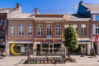 <p><span>Stijlvolle duplex met charme en comfort in hartje Lier - 145 m² woonplezier!</span></p><p><span>Welkom in deze prachtige duplex van 145 m², gelegen in het bruisende hart van Lier. Dit unieke appartement combineert authentieke charme met hedendaags wooncomfort en straalt klasse uit vanaf het moment dat je binnenstapt.</span></p><p><span>De aparte inkom naast het handelspand leidt je naar een lichtrijke en open leefruimte, waar een moderne keuken centraal staat. Stijlvolle houten vloeren en grote raampartijen zorgen voor een warme, uitnodigende sfeer. De elegante eetkamer biedt het perfecte decor voor gezellige diners.</span></p><p><span>De volledig uitgeruste keuken is een droom voor elke kookliefhebber: strak, minimalistisch en voorzien van hoogwaardige apparatuur. Dankzij de directe toegang tot de buitenruimte is dit de ideale plek om s ochtends te genieten van een kop koffie in de zon. De gezellige zithoek aan de achterzijde opent via een groot schuifraam naar een royaal dakterras van 40 m² een privé-oase midden in de stad, perfect om te ontspannen of gasten te ontvangen.</span></p><p><span>Op de bovenverdieping vind je twee ruime slaapkamers, beiden met aansluitend een moderne badkamer, afgewerkt met luxe materialen voor ultiem comfort. Elk verdiep beschikt bovendien over een apart gastentoilet. Extra opbergruimte is beschikbaar op de handige bergzolder en op het gelijkvloers is een technische ruimte voorzien.</span></p><p><span>Er is de mogelijkheid om het huurcontract van de garagqebox achter het pand over te nemen.</span></p><p><span> </span></p><p><span> </span></p>