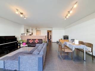 Dit ruim en lichtrijk appartement met 1 slaapkamer en terras in residentie Artevelde Garden is gelegen op een unieke ligging nabij Portus Ganda, Sint-Anna en het Zuid.Deze optimale ligging biedt u tal van troeven. Zowel Gent-centrum, die op wandelafstand gelegen is alsook de vlotte verbinding naar de E17-E40.Indeling: inkomhal - slaapkamer - badkamer met dubbele lavabo, douche en toilet - apart toilet - geïnstalleerde open keuken (vaatwasmachine, koelkast, combioven, kookplaten, dampkap) - berging met aansluiting voor wasmachine - ruime leefruimte - terras - kelderberging.Ondergrondse autostaanplaats bij te huren aan 75,00 euro per maand.Gemeenschappelijke kosten bedragen 70,00 euro per maand.Beschikbaarheidsdatum: 01/09/2026