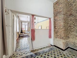 TE RENOVEREN HOEKWONING IN HET HISTORISCH STADSCENTRUM VAN IEPER DE WONING BESCHIKT NOG OVER HEEL WAT AUTHENTIEKE ELEMENTEN OP HET GELIJKVLOERS...