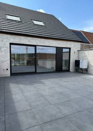 <strong>Ruimte, licht en hedendaags wooncomfort op een absolute toplocatie!</strong><br /><br />Bent u op zoek naar een uitzonderlijk ruim nieuwbouwappartement dat u volledig kunt afstemmen op uw woonwensen? Dan is deze stijlvolle duplex van maar liefst 147 m² een unieke opportuniteit.<br /><br />Gelegen in het centrum van Helchteren combineert dit appartement een uitstekende ligging met hedendaags wooncomfort, een doordachte indeling en een hoogwaardige afwerking. Winkels, scholen, horeca en openbaar vervoer bevinden zich op wandelafstand, terwijl de vlotte verbinding naar Hasselt, Genk en de E314 zorgt voor een uitstekende bereikbaarheid.<br /><br />De ruime leefruimte baadt in het natuurlijke licht dankzij de grote raampartijen en vormt samen met de open keuken het hart van de woning. Vanuit de leefruimte heeft u rechtstreeks toegang tot het ruime terras, waar u in alle rust kunt genieten. <br /><br />De duplexindeling zorgt voor een aangename scheiding tussen het leef- en slaapgedeelte. Op de verdieping bevinden zich drie volwaardige slaapkamers, een stijlvolle badkamer en alle ruimte die een modern gezin nodig heeft. Dankzij de royale bewoonbare oppervlakte geniet u van het comfort en het ruimtegevoel van een woning, gecombineerd met de praktische voordelen van een appartement.<br /><br />Een bijzonder pluspunt van dit nieuwbouwproject is de flexibiliteit in de afwerking. U kunt ervoor kiezen om het appartement volledig te laten afwerken volgens het doordachte ontwerp en lastenboek van de bouwheer, of – in samenspraak met de bouwheer – uw eigen accenten aan te brengen. Zo krijgt u de mogelijkheid om onder meer de <strong>keuken</strong>, <strong>badkamer </strong>en <strong>vloerafwerking </strong>naar uw persoonlijke smaak te kiezen en van dit appartement echt uw eigen thuis te maken.<br /><br />Bovendien wordt het appartement gebouwd volgens de nieuwste energienormen, wat garant staat voor een duurzame, energiezuinige woning met een hoog wooncomfort en een lagere energiefactuur.<br /><br /><strong>Troeven</strong>
<ul>
	<li>Ruim duplexappartement met een bewoonbare oppervlakte van 147 m²</li>
	<li>Drie volwaardige slaapkamers</li>
	<li>Royale en lichtrijke leefruimte met open keuken</li>
	<li>Groot terras</li>
	<li>Aparte privé garage </li>
	<li>Mogelijkheid om de afwerking volledig volgens plan te laten uitvoeren of zelf mee te bepalen</li>
	<li>Energiezuinige nieuwbouw volgens de nieuwste normen</li>
	<li>Centrale ligging in het hart van Helchteren</li>
	<li>Winkels, scholen, horeca en openbaar vervoer op wandelafstand</li>
	<li>Vlotte verbinding naar Hasselt, Genk en de E314</li>
</ul>
<br />Bent u op zoek naar een ruime, energiezuinige nieuwbouwwoning op een toplocatie, met de vrijheid om uw eigen woonstijl te realiseren? Dan is dit duplexappartement beslist een bezoek waard. Neem gerust contact met ons op voor meer informatie of een vrijblijvende afspraak via william@vastgoedtimmers.be of 0494/10 21 64.<br /><br />Stedenbouwkundige info:<br />woongebied –  voorwaardelijke bouwvergunning – geen rechterlijke herstelmaatregel of bestuurlijke maatregel opgelegd – geen voorkooprecht – verkavelingsvoorschriften.<br /><br />EPC: 18 kWh/(m²jaar) - certificaatnummer: 72039-G-OMV_2024080105/EP18941/SV/D111/D01<br /><br />Overstromingsrisico: niet overstromingsgevoelig<br /><br />G-score: A<br />P-score: A