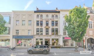 Dit uitzonderlijke renovatieproject biedt een unieke investeringsopportuniteit in het historische centrum van Kortrijk, op slechts enkele tientallen meters van de Grote Markt. Het betreft een authentiek en uitstekend bewaard 17de-eeuws herenhuis met een elegante neoclassicistische lijstgevel, waarbij de rijke historische uitstraling wordt gecombineerd met een reeds vergunde toekomstgerichte herbestemming.<br /><br />Voor het pand werd een omgevingsvergunning verkregen (dossier AAKor2364) voor de renovatie en herontwikkeling naar een kwalitatieve mix van commerciële en residentiële functies. De vergunde plannen voorzien een ruim handelsgelijkvloers van 101,2 m², uitermate geschikt voor een horecazaak dankzij de uitstekende ligging in het bruisende stadscentrum.<br /><br />Op de verdiepingen worden drie hoogwaardige woonentiteiten gerealiseerd. De eerste verdieping omvat een ruim appartement van 115,5 m², gekenmerkt door een indrukwekkende dubbelhoge vide en een sfeervolle loggia. Het appartement op de tweede verdieping beschikt over een bewoonbare oppervlakte van 104,6 m² en een aangenaam privatief terras. De bovenste verdiepingen vormen samen een exclusieve duplex van 108,1 m², waar de authentieke 17de-eeuwse dakspanten zichtbaar blijven en een ruim dakterras zorgt voor een unieke buitenruimte met uitzicht over de stad.<br /><br />Dankzij de reeds verkregen vergunning, de uitzonderlijke erfgoedwaarde, de authentieke architectuur en de topligging in het commerciële en historische hart van Kortrijk vormt dit project een zeldzame kans voor ontwikkelaars en investeerders die op zoek zijn naar een prestigieuze renovatie met een sterk potentieel.<br /><br />