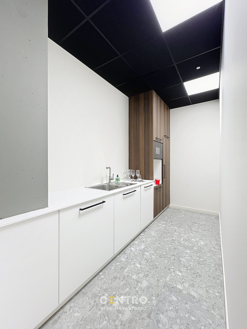 Energiezuinige, vernieuwde SERVICED kantoorruimte met mogelijkheid om een MAGAZIJN (215m²) bij te huren op Ieper Business Park! - foto 5