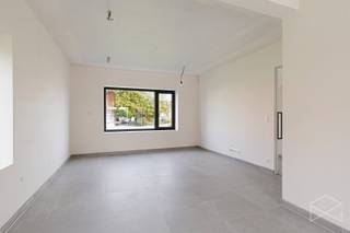 <strong>Energiezuinige woning met 3 slaapkamers te koop in Klein-Vorst (Laakdal)</strong><br /><br />Deze volledig gerenoveerde gezinswoning aan de Meerlaarstraat in Klein-Vorst is gelegen in een rustige woonomgeving. De ligging biedt een vlotte verbinding naar het centrum van Laakdal en omliggende gemeenten, evenals een goede aansluiting op de belangrijkste invalswegen richting Geel en Tessenderlo. Winkels, scholen en openbaar vervoer bevinden zich op korte afstand. Een praktische locatie voor wie rustig wil wonen met dagelijkse voorzieningen binnen handbereik.<br /><br />We betreden de woning via de ruime inkomhal (9,18m²), voorzien van een apart gastentoilet (1,64m²). Aansluitend bevindt zich de gezellige woonkamer (38,76m²), waar de grote raampartijen meteen in het oog springen. Dankzij de vele ramen geniet de leefruimte van een aangename natuurlijke lichtinval. De open keuken (18,02m²) sluit mooi aan op de woonkamer en vormt zo één mooi geheel. Zowel de woonkamer als de keuken zijn voorzien van een onderhoudsvriendelijke tegelvloer. De keuken is uitgerust met een kookeiland, inductiekookplaat, koelkast, vaatwasser en oven. Vanuit de keuken geniet je bovendien van een mooi zicht op de tuin. Aansluitend aan de keuken bevindt zich een praktische berging (11,36m²), waar eveneens de aansluitingen voor de wasmachine voorzien zijn.<br /><br />Op de eerste verdieping bevinden zich twee ruime slaapkamers (14,37m² en 15m²), evenals de badkamer (6,72m²). Deze is ingericht met een toilet, een dubbele lavabo, een ruime inloopdouche en een elektrische handdoek radiator.<br />De derde en tevens ruimste slaapkamer bevindt zich op de tweede verdieping en beschikt over een royale oppervlakte van 35 m².<br /><br />De woning beschikt daarnaast over een praktische kelder (8m²).<br />Voor de wagen is er voldoende plaats op de oprit, maar ook een carport is aanwezig.<br /><br />Op vlak van comfort en energiezuinigheid is deze woning voorzien van vloerverwarming op het gelijkvloers, aangesloten op een energiezuinige Daikin-warmtepomp. De elektrische installatie is conform het AREI. Dankzij de uitstekende isolatie en energiezuinige technieken behaalt de woning een energielabel A. Dit maakt van deze woning een energiezuinige en comfortabele thuis.<br /><br />Spreekt deze leuke gezinswoning jullie aan? Contacteer ons via info@bosmanvastgoed.be voor meer info of een bezoek ter plaatse. Wij helpen jullie graag verder!<br />