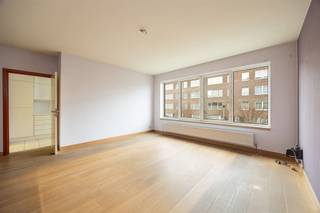 <p><span>Een verrassend ruim en instapklaar appartement van ca. 105 m², gelegen in een rustige, doodlopende straat in Borsbeek, vlak bij Fort 2 en belangrijke invalswegen. Hier woon je comfortabel, licht en praktisch, met twee terrassen én een ondergrondse autostaanplaats,  ideaal voor wie ruimte en rust wil combineren met een vlotte bereikbaarheid.</span></p><p><span> </span></p><p><span>Ruimte &amp; licht als absolute blikvangers</span><span><br />Via de ruime inkomhal kom je in de aangename leefruimte van maar liefst ca. 42 m². Grote ramen zorgen voor een mooie lichtinval, terwijl de parketvloer en neutrale afwerking een warme basis vormen. Er is meer dan voldoende plaats voor een royale zithoek en eetruimte.</span></p><p><span> </span></p><p><span>Koken met zicht op buiten<br /></span><span>De keuken is praktisch ingericht en volledig uitgerust met onder meer inductiekookplaat, combi-oven en voldoende kastruimte. Dankzij de rechtstreekse toegang tot het terras is dit een fijne plek voor een ontbijt of koffiemoment in de buitenlucht.</span></p><p><span> </span></p><p><span>Twee slaapkamers, twee terrassen<br /></span><span>Het appartement beschikt over twee ruime slaapkamers (ca. 14 m² en ca. 16 m²), die allebei toegang geven tot het tweede terras. De kamers zijn rustig gelegen en bieden voldoende plaats voor kasten en bureauruimte. Rolluiken zorgen hier voor extra comfort en privacy.</span></p><p><span> </span></p><p><span>Praktisch comfort, elke dag opnieuw<br /></span><span>De badkamer is uitgerust met een ligbad en dubbele wastafel. Daarnaast is er een aparte berging met aansluiting voor wasmachine en de privatieve verwarmingsketel. Het toilet is afzonderlijk voorzien.</span></p><p><span> </span></p><p><span>Parkeren zonder zorgen<br /></span><span>Bij het appartement hoort een ondergrondse autostaanplaats, verplicht aan te kopen voor een prijs van € 30.000 , met mogelijkheid tot aansluiting van een laadpaal op de bestaande infrastructuur. Het gebouw is verzorgd en geniet van lage gemeenschappelijke kosten.</span></p><p><span> </span></p><p><span>Rustig wonen, vlot verbonden<br /></span><span>Je woont hier in een rustige woonwijk in Borsbeek, met Fort 2 op wandelafstand en een bushalte om de hoek. Dankzij de nabijheid van invalswegen ben je snel onderweg richting Antwerpen of andere steden, terwijl je thuis geniet van stilte en groen.</span></p><p><span> </span></p>