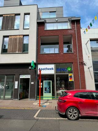 Dit modern energiezuinig commercieel pand is gelegen aan de Oudenaardestraat 25, op een aantrekkelijke en commercieel interessante locatie, vlakbij bekende winkelketens zoals H&amp;M, HEMA, PRONTI en diverse andere handelszaken. Dankzij de centrale ligging en de ruime passage biedt dit pand een uitstekende opportuniteit voor ondernemers die op zoek zijn naar een goed gelegen en representatieve handelsruimte. Het pand is beschikbaar vanaf 1 november 2026. De maandelijkse huurprijs bedraagt € 3.200, waarbij de onroerende voorheffing ten laste is van de huurder. Bent u op zoek naar een commerciële locatie met een sterke ligging? Neem dan gerust contact met ons op voor meer informatie of een bezoek ter plaatse. EPC LABEL A. 