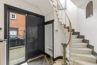 Deze verzorgde halfopen bebouwing is ideaal gelegen tussen Wevelgem en Menen en is volledig instapklaar.De woning beschikt over een oprit met recente...