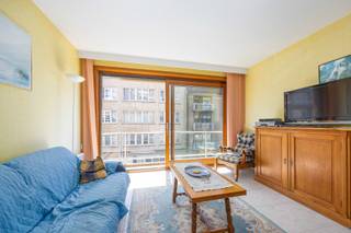 <p><strong>Residentie CHAMPA</strong> - <strong>gezellig appartement met 1 slaapkamer, slaaphoek en zonnig terras in Westende-bad.</strong></p>
<p>Op de tweede verdieping van “Residentie Champa”, uiterst rustig gelegen vlak achter de zeedijk en op wandelafstand van het centrum, winkels en horeca, bevindt zich dit aangename appartement.</p>
<p>De lichtrijke leefruimte met open, ingerichte keuken geeft uit op een zonnig terras. Verder beschikt het appartement over één volwaardige slaapkamer, een praktische slaaphoek met stapelbed, een badkamer met ligbad en dubbele wastafel, een afzonderlijk toilet en bergruimte.</p>
<p>Een ideale uitvalsbasis aan zee, zowel als tweede verblijf als voor vakantieverhuur of permanente bewoning. Geniet van de rust, terwijl strand, winkels en alle voorzieningen letterlijk om de hoek liggen.</p>
