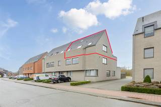 Appartement met 2 slaap- en 2 badkamers <br /><br />2de VERDIEPING<br />Inkomhal <br />Woonkamer met aansluitend eetkamer en bureauruimte voorzien van parketvloer. <br />Keuken (keramische vloertegel) voorzien van gasvuur, koelkast, vaatwasser (nieuw), microgolfoven, dampkap, dubbele spoelbak en granieten werkblad.<br />Ruime berging voor wasmachine, droogkast en extra diepvriezer.<br />Badkamer met douche, toilet en badmeubel.<br />Slaapkamer 14m²<br />Via grote schuifraam toegang tot terras van ±40m² op tegel.<br /><br />3DE VERDIEPING<br />Overloop 10m² met mogelijkheid tot dressing.<br />2de slaapkamer 13m².<br />Badkamer op tegel met douche, toilet en dubbel lavabomeubel<br /><br />BIJZONDERHEDEN<br />Verwarming op aardgas met centrale verwarming, dubbele beglazing, videofoon.<br />Gunstig EPC, elektriciteit conform.<br />Momenteel verhuurd<br />Afgesloten garage verplicht bij aan te kopen (30.000€).<br /><br />POSITIEVE PUNTEN<br />Kleinschalig project.<br />Zéér veel lichtinval<br />Ruime leefruimte <br />2 badkamers <br />Enorm terras<br />Lage gemeenschappelijk kosten (85€)<br />Op wandelafstand van markt van Geel. <br />Winkels, scholen en openbaar vervoer allemaal in de buurt.