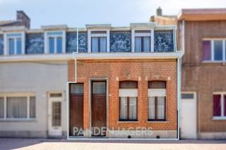 Centraal in Duffel-West, op wandelafstand van winkels, scholen en openbaar vervoer, bevindt zich deze ruime woning met 175 m² bewoonbare oppervlakte. Deze rijwoning biedt een uitstekende basis voor wie op zoek is naar een project dat volledig naar eigen smaak kan worden gemoderniseerd.<br /><br />Op het gelijkvloers is er een ruime leefruimte, een afzonderlijke eetkamer en een keuken. Aansluitend bevinden zich op het gelijkvloers de veranda, een berging, een apart toilet en een badkamer.<br /><br />De eerste verdieping beschikt over drie volwaardige slaapkamers en een tweede badkamer. Op de zolderverdieping werd nog een vierde slaapkamer voorzien. <br /><br />Een van de grootste troeven van deze eigendom is zonder twijfel de prachtige, diepe tuin. Bovendien beschikt de woning over een handige zijingang die rechtstreeks toegang geeft tot de tuin, ideaal voor fietsen, tuinmateriaal of een vlotte doorgang naar achteraan het perceel.<br /><br />Renovatieplicht: binnen de 6 jaar moet het EPC naar label D of beter gebracht worden.<br /><br />Pandenjagers is een innovatief vastgoedkantoor en kiest bewust voor een unieke en transparante aanpak. Bij ons bestaat de totale aankoopprijs altijd uit twee duidelijke onderdelen: de vraagprijs die bovenaan in de advertentie vermeld staat, plus onze vaste commissie van 10.000 euro incl. BTW. Dankzij deze open prijsstructuur krijgt u als koper vanaf het eerste moment een eerlijke inkijk hoe de totale prijs van het pand tot stand is gekomen.<br /><br />Interesse? Contacteer ons via 015/677.000 of info@pandenjagers.be.