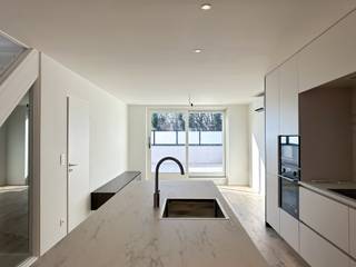 Op zoek naar een instapklare woning met veel ruimte en een gunstige ligging?<br />Deze woning combineert een uitstekende bereikbaarheid met een doordachte indeling en een zeer energiezuinig label dankzij de zonnepanelen, thuisbaterij én warmtepomp.<br /><br />Op het gelijkvloers tref je een ruime garage van meer dan 50m² met automatische poort, ideaal voor wie extra opslagruimte nodig heeft of een hobby wil uitoefenen, want achteraan bevindt zich nog een berging van 13m².<br /><br />Een trap brengt je naar de eerste verdieping, waar je via de hal toegang krijgt tot een apart gastentoilet.<br />De lichtrijke leefruimte loopt naadloos over in de open geïnstalleerde keuken voorzien van duurzame toestellen. Er is rechtstreekse toegang tot het Zuidgericht terras.<br />De bovenverdieping baadt in het zonlicht dankzij de twee lichtkoepels in zowel de hal als de badkamer. Er zijn drie slaapkamers waarvan 2 voorzien zijn van rolluiken. <br />De volledig vernieuwde badkamer is voorzien van inloopdouche, lavabomeubel, toilet en aansluiting voor wasmachine. <br /><br />Deze woning beschikt over een gunstig EPC-label A, een conforme elektrische keuring en is volledig asbestveilig.<br />Interesse? Wees er snel bij en plan een bezoek! 03/775.44.10 - info@immo-jet.be