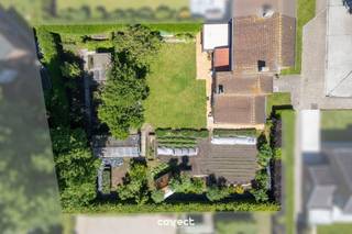 Uitstekend gelegen stuk bouwgrond- 6% BTW sloop – en heropbouw mogelijk.Dit perceel van 857 m² vinden we terug in een rustige woonwijk te Sint-Michiels, vlakbij de voornaamste invalswegen, winkels, scholen en openbaar vervoer. Ligt volledig in woongebied en biedt dus mogelijkheden naar herontwikkeling of een splitsing naar 2 loten. Er zijn geen specifieke stedenbouwkundige voorschriften van een verkaveling, een bijzonder plan van aanleg of een ruimtelijk uitvoeringsplan, die voor dit perceel de ordening vastleggen. Er is nog een op te frissen / af te breken woning op het perceel waardoor er aan 6% zou kunnen worden gebouwd. De combinatie van renovatie huidige woning en ontwikkelen van een nieuwbouwwoning is ook een mogelijkheid. 📞 Contacteer Emile voor een bezoek: 0492 08 08 08 – emile@correctvastgoed.be👉 Online schattingstool: https://www.correctvastgoed.be/schatting