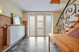 <p>Deze ruime halfopen beletagewoning combineert een comfortabele vloeroppervlakte van maar liefst 247 m² met een aangename ligging in de landelijke omgeving van Kortenberg. Dankzij de centrale ligging tussen Leuven en Brussel, de vlotte bereikbaarheid en de nabijheid van openbaar vervoer is dit een ideale gezinswoning voor wie ruimte en bereikbaarheid wil combineren.<br /><br /></p>
<p>Op het gelijkvloers beschikt de woning over een ruime inkomhal, een aparte (werk)ruimte met toegang tot de tuin en een grote inpandige garage. De aangelegde oprit biedt bovendien plaats aan een extra wagen.<br /><br /></p>
<p>De eerste verdieping vormt het hart van de woning en omvat een gerenoveerde keuken en een bijzonder ruime leefruimte. Dankzij de royale oppervlakte biedt de leefruimte volop mogelijkheden voor een comfortabele zit- en eetkamer.<br /><br /></p>
<p>Op de tweede verdieping bevinden zich maar liefst vier slaapkamers en een badkamer. De woning biedt hierdoor voldoende ruimte voor een gezin, een thuiswerkplek en een hobbyruimte.<br /><br /></p>
<p>Een absolute troef is de grote, onderhoudsvriendelijke en zuid georiënteerde tuin. Het aangelegde terras vormt de ideale plek om in alle rust van de buitenruimte en de zon te genieten.<br /><br /></p>
<p>De woning is gelegen in<strong> </strong>Kortenberg, op een centrale locatie tussen Leuven en Brussel. Openbaar vervoer bevindt zich vlakbij en het station van Erps-Kwerps is vlot per fiets bereikbaar. Tegelijk geniet u hier van het groene karakter van de landelijke omgeving.<br /><br /></p>
<p>Met een EPC-label D is er bovendien geen renovatieverplichting van toepassing.<br /><br /></p>
<p>Troeven op een rij:</p>
<ul>
<li>Ruime halfopen beletagewoning van 247 m²</li>
<li>4 slaapkamers</li>
<li>Gerenoveerde keuken</li>
<li>Zeer ruime leefruimte</li>
<li>Grote inpandige garage</li>
<li>Aangelegde oprit met extra parkeerplaats</li>
<li>Grote zuid georiënteerde, onderhoudsvriendelijke tuin</li>
<li>Landelijke en toch centrale ligging tussen Leuven en Brussel</li>
<li>Openbaar vervoer vlakbij</li>
<li>EPC D, dus geen renovatieverplichting</li>
<li></li>
</ul>
<p>Een ruime en veelzijdige gezinswoning met een zonnige tuin, uitstekende bereikbaarheid en alle troeven om er een aangename thuis van te maken.<br /><br /><br />Interesse? Aarzel niet en contacteer BVM Vastgoed op 016 23 21 45 of via info@bvm-vastgoed.be</p>
