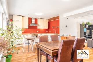Deze bijzondere woning in bel-etagestijl vormt een mooie symbiose tussen historische achtergrond en modern wooncomfort. De statige inkomhal...