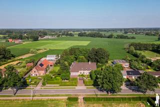 Statige villa met kantoor/ praktijk nabij het centrum van Hoogstraten met vrij uitzicht! <br /><br />GELIJKVLOERS: <br />- Royale woonkamer van ca. 81m² voorzien van antieke schouw en houtkachel met uitzicht over terras/tuin en landerijen.<br />- Sfeervolle woonkeuken voorzien van alle inbouwapparatuur<br />- kantoor<br />- Berging en ruime waskamer<br />- kantoor of praktijkruimte van ca. 100m² met houtkachel <br />- Inpandige garage voor 3 auto's <br /><br />VERDIEPING:<br />- Masterbedroom met aparte dressingkamer<br />- Drie ingerichte badkamers<br />- 4 extra Slaapkamers waarvan één met eigen badkamer <br />- Linnenkamer<br /><br />ZOLDER: <br />- Ruime zolder van ca 100m² welke nu dienst doet als opbergruimte. <br /><br />BIJZONDERHEDEN:<br />- Prachtig volledig omheinde aangelegde tuin met vijver en meerdere terrassen<br />- Tuinberging van ca. 50m²<br />- Buitenverlichting en recent vernieuwe automatische beregening<br />- Waterput welke zuiver drinkwaar water biedt <br />- Alarmsysteem <br />- Domotica<br />-Technisch volledig gereviseerd in 2023.<br /><br />Kortom: een unieke villa met duurzame materialen!