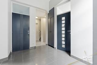 Bent u op zoek naar een ruime gezinswoning in een rustige en landelijke omgeving? Dan is deze halfopen bebouwing in Nieuwkerke zeker het ontdekken waard.<br /><br />De woning biedt een aangename indeling waarbij leefcomfort centraal staat. Op het gelijkvloers vindt u een lichtrijke leefruimte die mooi overloopt in de open keuken. Dankzij de grote raampartijen geniet u hier van een mooi zicht op de tuin en een vlotte verbinding met het terras. De ruime badkamer is praktisch ingericht en beschikt over zowel een ligbad als een inloopdouche.<br /><br />De eerste verdieping omvat een ruime slaapkamer met een aansluitende dressing. Op de tweede verdieping bevinden zich nog twee extra slaapkamers.<br /><br />Naast de bewoonbare oppervlakte beschikt de woning ook over een kelder en een zolder, ideaal als extra bergruimte. De ruime garage biedt bovendien voldoende plaats voor een wagen, fietsen en bijkomende opslag.<br /><br />Maak vandaag nog een afspraak en ontdek zelf alles wat deze woning te bieden heeft.