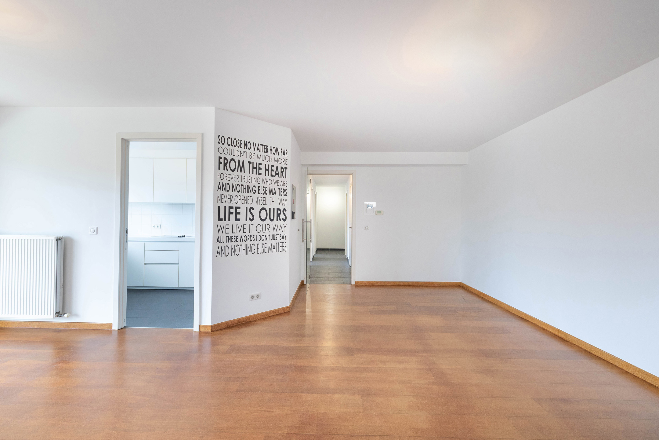 Mooi recent appartement met 2 slaapkamers en parking - foto 5