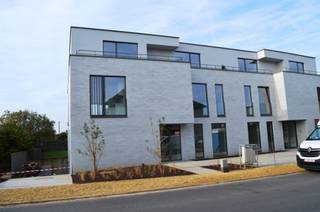 Prachtig appartement op het gelijkvloers met garage, terras en tuin. Ruime living met veel lichtinval,open ingerichte keuken, douchekamer...
