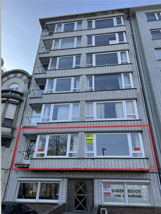 🏡 Te huur – Volledig gerenoveerd appartement met open zicht <br /><br />Dit lichtrijke appartement is gelegen op de eerste verdieping (lift) en geniet van een panoramisch zicht op een parkzone. Ingerichte keuken en moderne badkamer. Centrale ligging nabij winkels en openbaar vervoer.<br /><br />Het appartement beschikt over 2 slaapkamers, waarvan één met ingemaakte kasten. Ook de woonkamer is voorzien van praktische ingemaakte kasten, wat zorgt voor extra bergruimte. <br /><br />De volledig ingerichte keuken biedt alle comfort. Balkon. Verder is er een aparte wasplaats met ingebouwde wasmachine en droogkast.<br /><br />De badkamer is uitgerust met een moderne instapdouche.<br /><br />De ligging is bijzonder gunstig: in de onmiddellijke nabijheid van openbaar vervoer en buurtwinkels.<br /><br />Lasten en kosten gemene delen :90 euro/maand<br /><br />Troeven:<br />Volledig gerenoveerd<br />Open zicht op parkzone<br />2 slaapkamers<br />Ingemaakte kasten aanwezig<br />Volledig ingerichte keuken<br />Instapdouche<br />Inbouw wasmachine en droogkast<br />Energiezuinig (EPC: label B)<br />Individuele centrale verwarming op aardgas<br />Centrale ligging<br /><br />💼 Het appartement is beschikbaar vanaf 01/04/2026.<br /><br />ℹ️ Extra info:<br />1 appartement per verdiep<br />individueel verbruik W-G-E<br />Mogelijkheid tot het huren van een garage op wandelafstand<br /><br />📞 Interesse?<br />Voor meer informatie of een bezoek op afspraak:<br />🏢 Immobiliën Brouckaert<br />☎️ 059 80 85 02 - danny@brouckaert.be - www.brouckaert.be
