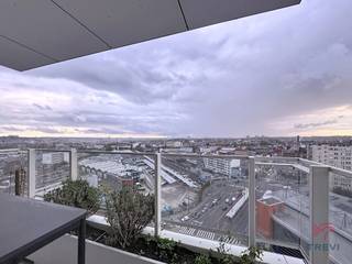 MOLENBEEK ST JEAN: Next to the West Station and close to all amenities, beautiful 1-bedroom apartment of +/- 63 m².14th floor with lift:- Entrance...