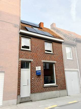 Welkom in de Koning Boudewijnstraat 12 te Kuurne. Deze prachtig gerenoveerde woning bevindt zich op wandelafstand van centrum Kuurne.<br /><br />Op het gelijkvloers hebben we de inkomhal die toegang geeft tot de lichtrijke leefruimte die opgedeeld is in 2 delen. Via de leefruimte komen we terecht in de luxueus afgewerkte keuken waar alle nodige toestellen aanwezig zijn. Via een dakkoepel geniet u de volledige dag van een lichtrijke keuken. Verder beschikt de keuken over een berging waar plaats is voor een wasmachine en droogkas. Tenslotte biedt deze woning nog een zonneterras en toilet op het gelijkvloers.<br /><br />Op het eerste verdiep bevindt zich een ruime slaapkamer, toilet en een prachtige badkamer met bad, douche en dubbele lavabo. De badkamer is voorzien van automatisch ventilatiesysteem.<br /><br />Tenslotte is er nog een ruime slaapkamer op het tweede verdiep. Deze is voorzien van twee velux ramen zodat er de hele dag door licht binnenkomt.<br /><br />TROEVEN WONING:<br />- Prachtig gerenoveerd -> volledig instapklaar<br />- Zonnepanelen<br />- Lichtrijk <br /><br />Bent u geïnteresseerd in deze woning? Neem dan vrijblijvend contact op met norman@vastgoednorman.be of bel naar 0479/40.24.84!
