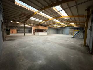 Bedrijfsgebouw bestaande uit een magazijn van ca. 1.200 m² en buitenopslag van ca. 1.500 m² te huur in de industriezone "Gullegem...