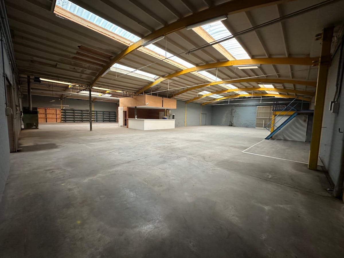 Magazijn met buitenopslag te huur in Moorsele - foto 2