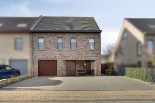 Bent u op zoek naar een halfopen bebouwing te koop in het groene en gunstig gelegen Schelle? Dit instapklare huis is gelegen in de Pastorijstraat...