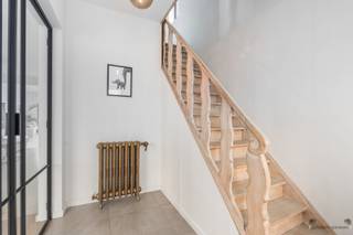 <p><span>Ruime, instapklare woning met 3 slaapkamers, garage en zonnige tuin. </span></p><p><span>Op zoek naar een ruime, instapklare woning met verrassend veel leefruimte? Deze volledig gerenoveerde woning in Tessenderlo biedt maar liefst 200 m² bewoonbare oppervlakte op een perceel van 800 m² en combineert een praktische indeling met grote slaapkamers, veel natuurlijk licht en heel wat extra bergruimte.</span></p><p><span>Op het gelijkvloers bevindt zich de ruime en lichtrijke leefruimte. Grote raampartijen en een lichtkoepel zorgen voor een aangename natuurlijke lichtinval en vanuit de woonkamer is er een rechtstreekse verbinding met de tuin. Aansluitend bevindt zich de keuken. Verder beschikt het gelijkvloers over een praktische wasruimte/berging met rechtstreekse toegang tot de tuin. Deze ruimte is bovendien uitgerust met een extra inloopdouche, een praktische meerwaarde voor zowel dagelijks gebruik als voor logés of een gezin.</span></p><p><span>Op de eerste verdieping bevinden zich twee ruime slaapkamers van elk ca. 16 m² en de badkamer. De bovenste verdieping vormt een absolute troef van de woning. Hier bevindt zich een bijzonder ruime derde slaapkamer van maar liefst ca. 40 m². Dankzij de royale oppervlakte zijn er tal van mogelijkheden: een grote master bedroom, een combinatie met dressing of bureau, of een multifunctionele ruimte die volledig naar eigen wens kan worden ingericht.</span></p><p><span>Ook aan praktische ruimte is er geen gebrek. De woning beschikt over een kelder en buiten bevindt zich een vrijstaande garage, waardoor er volop plaats is voor een wagen, fietsen en extra opslag.</span></p><p><span>De woning staat op een perceel van 800 m² en beschikt over een aangename westgerichte tuin. Dankzij de rechtstreekse toegang vanuit zowel de woonkamer als de berging vormt de tuin een fijne uitbreiding van de leefruimte en kan je er volop genieten van de middag- en avondzon.</span></p><p><span>Ook op technisch vlak heeft deze woning heel wat te bieden. Zo beschikt ze over 20 zonnepanelen, een conforme elektrische installatie, automatische rolluiken en een asbestveilig attest.</span></p><p><span> </span></p><p><span>Troeven op een rij:</span></p><p><span>- 200 m² bewoonbare oppervlakte</span></p><p><span>- Perceel van 800 m²  </span></p><p><span>- Volledig gerenoveerd  </span></p><p><span>- 3 ruime slaapkamers van ca. 16 m², 16 m² en 40 m²  </span></p><p><span>- Extra inloopdouche op het gelijkvloers  </span></p><p><span>- Kelder  </span></p><p><span>- Vrijstaande garage  </span></p><p><span>- Westgerichte tuin  </span></p><p><span>- 20 zonnepanelen  </span></p><p><span>- Conforme elektriciteit  </span></p><p><span>- Automatische rolluiken  </span></p><p><span>- Asbestveilig</span></p>